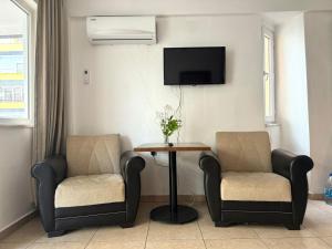 TV a/nebo společenská místnost v ubytování Agora Boutique Apart Hotel