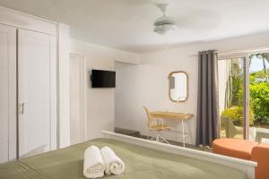 TV a/nebo společenská místnost v ubytování KITE BEACH HOTEL Oceanfront Apartments