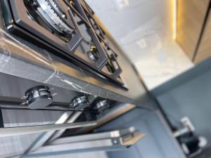 een oven in de keuken bij V apartament - ultra central Otopeni in Otopeni