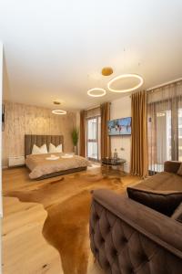 ブラショヴにあるGolden Luxury Apartmentの大きなベッドとソファのある寝室