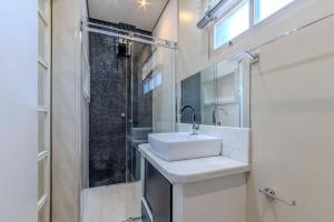 a bathroom with a sink and a shower at Casa Condominio Piccola Paraty in Paraty