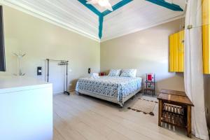 a bedroom with a bed and a table in it at Casa Condominio Piccola Paraty in Paraty