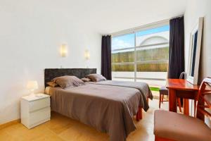Posteľ alebo postele v izbe v ubytovaní Ferienhaus in Can Picafort, nahe Playa de Muro, 4 x Schlafzimmer mit Bad + 37 fotografií