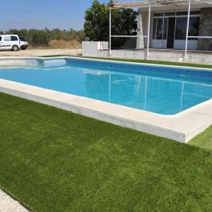 una piscina frente a una casa en villagordales, en La Celada