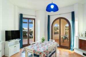 Μια τηλεόραση ή/και κέντρο ψυχαγωγίας στο Villa Tormalina