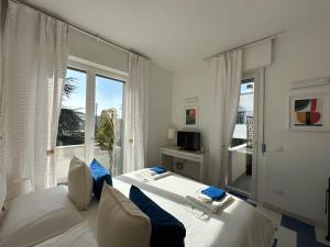 Μια τηλεόραση ή/και κέντρο ψυχαγωγίας στο Marina34 Apt w Double Terrace Close Fiera & S Orsola