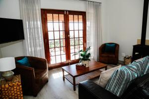 un salon avec un canapé et une table basse dans l'établissement MontMartre Chalets & Venue, à Franschhoek