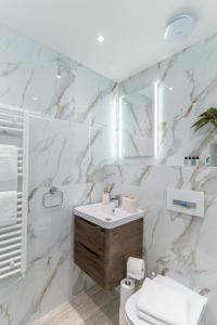 Ένα μπάνιο στο The Enchanting Silver Birch Retreat, New Forest