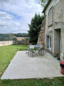 a patio with a table and chairs next to a building at Quiet house near Disneyland in Quincy-Voisins