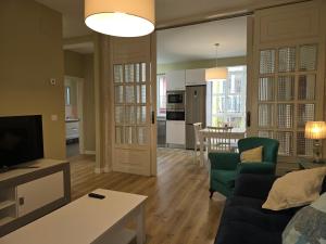 ein Wohnzimmer mit Sofa und Tisch in der Unterkunft Apartamento Centrico RH Santander - Sol 4 in Santander