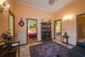 a living room with orange walls and a rug at House Montebello in Rome