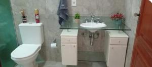 a bathroom with a toilet and a sink at Suíte privativa em casa de família - ENTRADA INDEPENDENTE - a tranquilidade - conforto e privacidade que vc procura - super limpinha com cozinha em BARÃO GERALDO- perto de tudo e sossego total in Campinas +50 photos