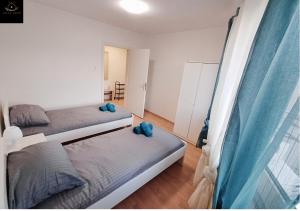 Postel nebo postele na pokoji v ubytování Staynest Zentral für 4 Küche Terasse + 18 fotografií