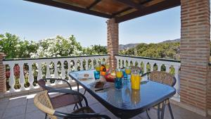 niebieski stół z napojami na balkonie w obiekcie Villa La Lomilla w mieście Nerja
