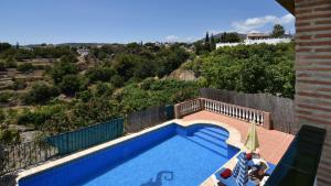 basen z widokiem na wzgórze w obiekcie Villa La Lomilla w mieście Nerja +18 zdjęć