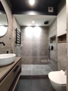 Kúpeľňa v ubytovaní Easy Rent Apartments - Unia Art Residence 83 + 9 fotografií
