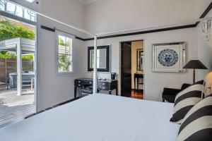 a living room with a mirror and a living room at La Villa Mauresque in Saint-Raphaël