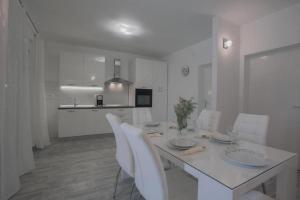 Kuchyň nebo kuchyňský kout v ubytování Apartment Sweet with Jaccuzi&Sea View