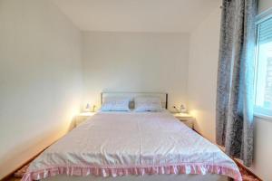 Postel nebo postele na pokoji v ubytování Apartment Sweet with Jaccuzi&Sea View