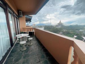 Pemandangan gunung umum atau pemandangan gunung yang diambil dari apartmen