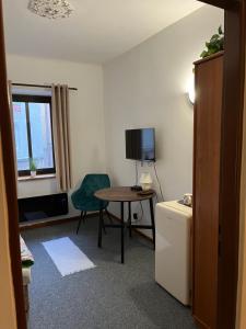 TV a/nebo společenská místnost v ubytování Apartmány BAROKO
