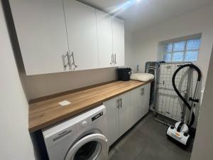 a kitchen with a washing machine in a room at New F2 Le Chouch'heim 2 superficie 50 m2 cosy et renové 2025 in Hoenheim