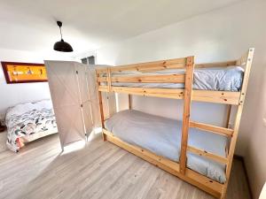 Habitación con litera y 2 literas. en Maisonnette de vacances paisible à Berck-Plage, en Berck-sur-Mer 10 fotos más