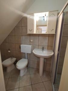 a small bathroom with a toilet and a sink at Casa antica a pochi minuti dal mare in Ortelle