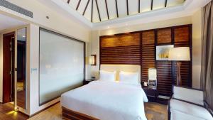 Radisson Blu Plaza Resort & Convention Centre Karjat客房内的一张或多张床位