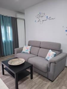 salon z kanapą i stolikiem kawowym w obiekcie Apartamento PREMIUM La Biznaga w Maladze