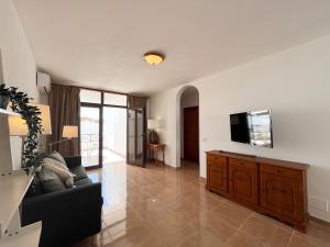 Una televisión o centro de entretenimiento en Casa Alpine - 2 bedroom apartment with large terrace