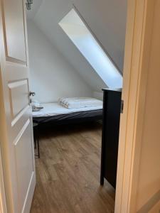 a small room with a bed in the attic at Søndervang, lejlighed 1sal in Svinninge