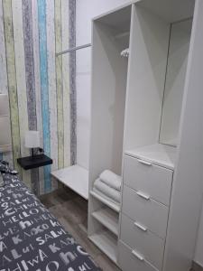 sypialnia z białą szafą z lustrem w obiekcie Apartamento PREMIUM La Biznaga w Maladze