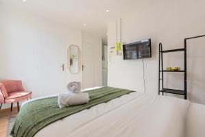Katil atau katil-katil dalam bilik di Joli studio 20m2 cozy et équipé avec terrasse !