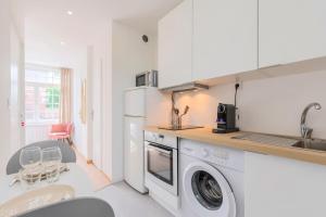 Dapur atau dapur kecil di Joli studio 20m2 cozy et équipé avec terrasse ! +7 gambar