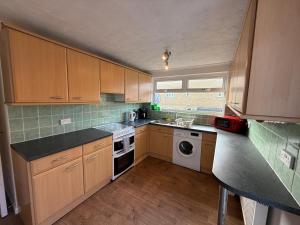 Η κουζίνα ή μικρή κουζίνα στο 3 Bedrooms Apartment in Rayleigh