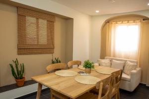 オラニエスタッドにあるParadiso Apartmentsのダイニングルーム(木製テーブル、ソファ付)