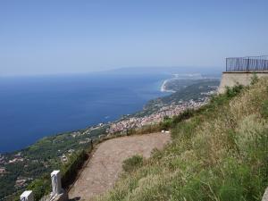 ヴィッラ・サン・ジョヴァンニにあるLa Villettaの丘の横からの海の景色