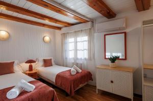 una camera da letto con due letti e una finestra di San Bartolome SB11 Casa con encanto bodega aire acondicionado y vistas al centro histórico by Apartamentoslogrono a Logroño