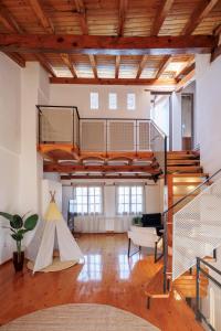 una grande camera con una tenda al centro di San Bartolome SB11 Casa con encanto bodega aire acondicionado y vistas al centro histórico by Apartamentoslogrono a Logroño