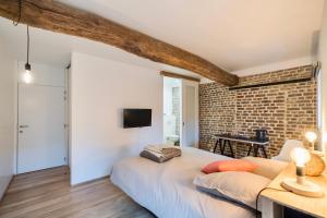 Postel nebo postele na pokoji v ubytování La Grange de Liège - 1 bedroom - pkg by FineNest
