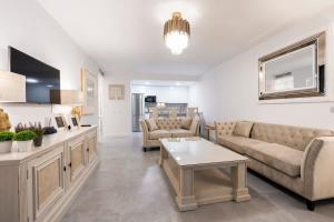 salon z 2 kanapami i stołem w obiekcie Cala Serena - Beautiful 2-bedroom apartment 850 meters from the beach w mieście La Cala de Mijas