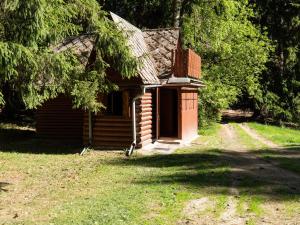 DubovéChata Mišo的田野中间的小木屋