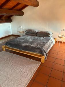 a large bed in a room with at Casa Noah in Cave