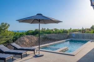 Πισίνα στο ή κοντά στο Villa Rita, a luxurious private villa with a pool near the sea