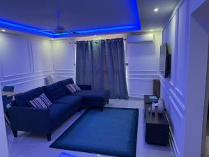 a living room with a couch and a blue ceiling at Apartment building in Salagi in Sukuta