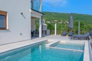 Πισίνα στο ή κοντά στο Villa Rita, a luxurious private villa with a pool near the sea