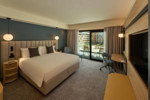 Postel nebo postele na pokoji v ubytování voco Malta by IHG