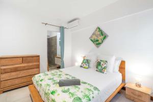 Rúm í herbergi á Samba Living - Jacuzzi & Mountain View