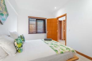 Rúm í herbergi á Samba Living - Jacuzzi & Mountain View